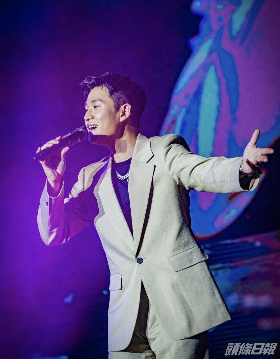 周興哲表演第一首歌《怎麼了》時，現場的音響突然發生故障。